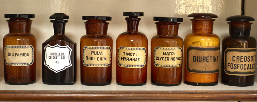 bottiglie farmacia per tinture ed estratti di piante medicinali